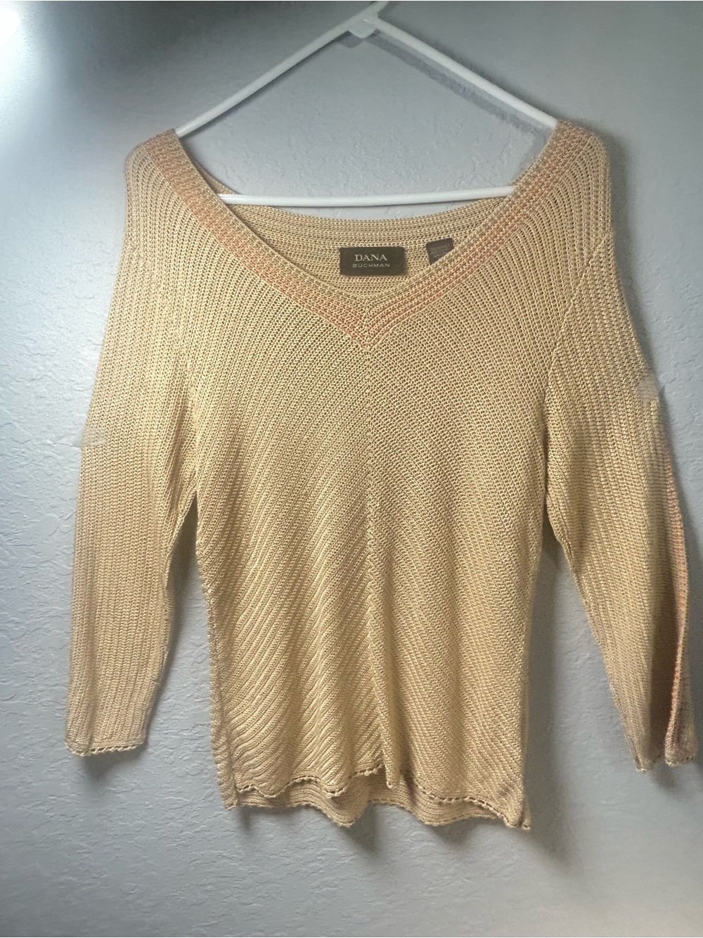 Dana Buchman Cream V-Neck Lightweight Knit Sweater 100% Silk.
